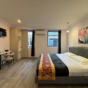 Zimmer mit Kingsize-Bett